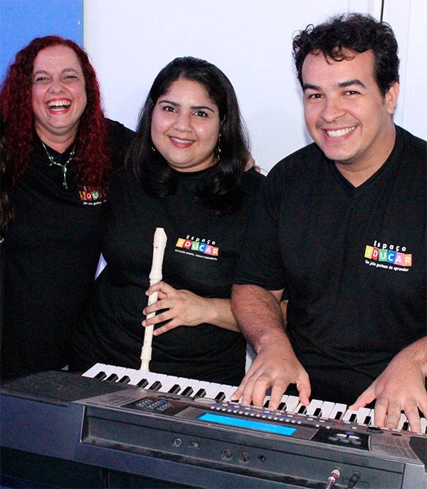 Os educadores Cristiane Sanches, Juliana Maria e Janeo Amorim, equipe de musicalização Espaço Educar