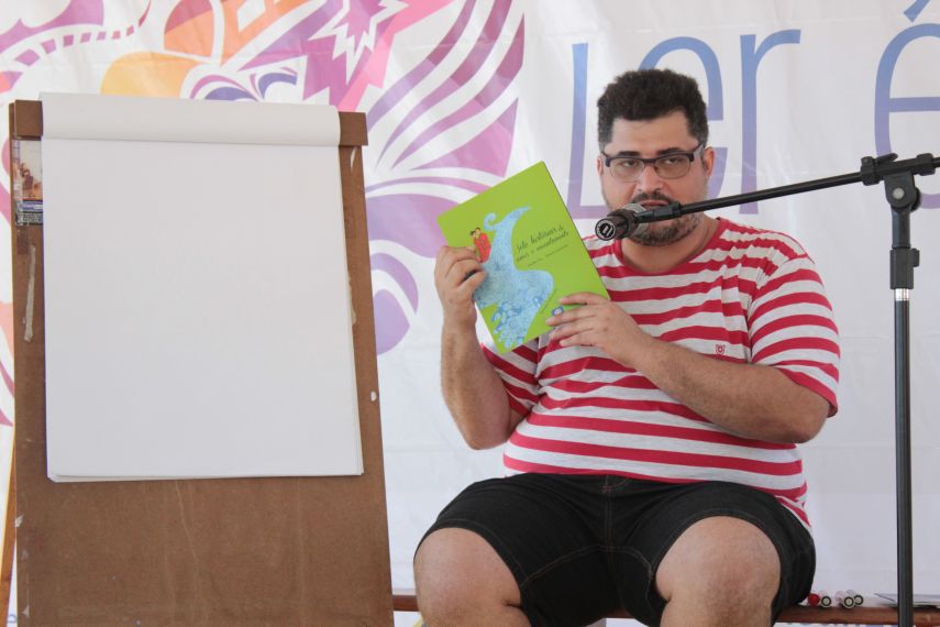 Pedro Lucena em bate-papo com pequenos leitores na orla de Maceió