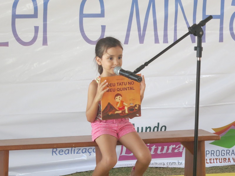 Contadora voluntária do Programa Leitura Viva Espaço Educar, Tati se apresentou no projeto Ler é Minha Praia