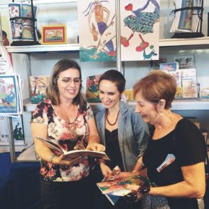 A autora Claudia Lins e a ilustradora Maíra Mendes