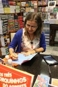 Momento de autógrafos na Livraria Martins Fontes