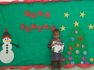 Bruno recebendo o livro de Mundo Leitura na ação Primavera dos Livros