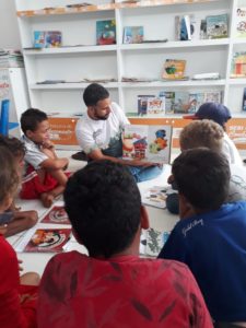 Crianças do sertão de Alagoas assistem a momento de contação de histórias com livros doados por Mundo Leitura