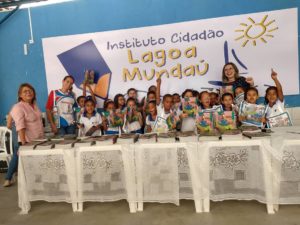 Dia de festa na entrega dos livros na orla lagunar de Maceió