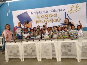 Dia de festa na entrega dos livros na orla lagunar de Maceió