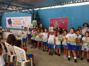 Fotografia oficial com autora dos livros