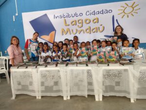 Momento de entrega dos livros na sede do Instituto Cidadão Lagoa Mundaú