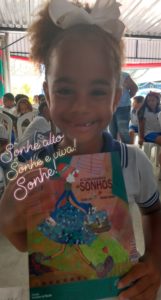 O livro A Colecionadora de Sonhos será trabalhado por crianças da comunidade em ações de sustentabilidade