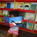 Criança descobrindo o mundo dos livros