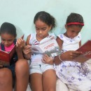 Crianças Surfando nos Livros em Porto de Pedras