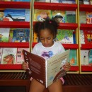 Menina lê livro doado pelo autor Jonas Ribeiro