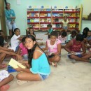 Presidente da Associação do Peixe-Boi, Flávia Rego observa crianças em ofcina